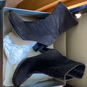 Weather proof La Canadienne boots.